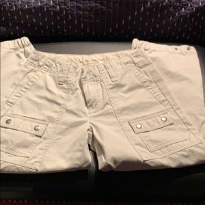 Gap cream colored capris size1 in EUC zipper leg